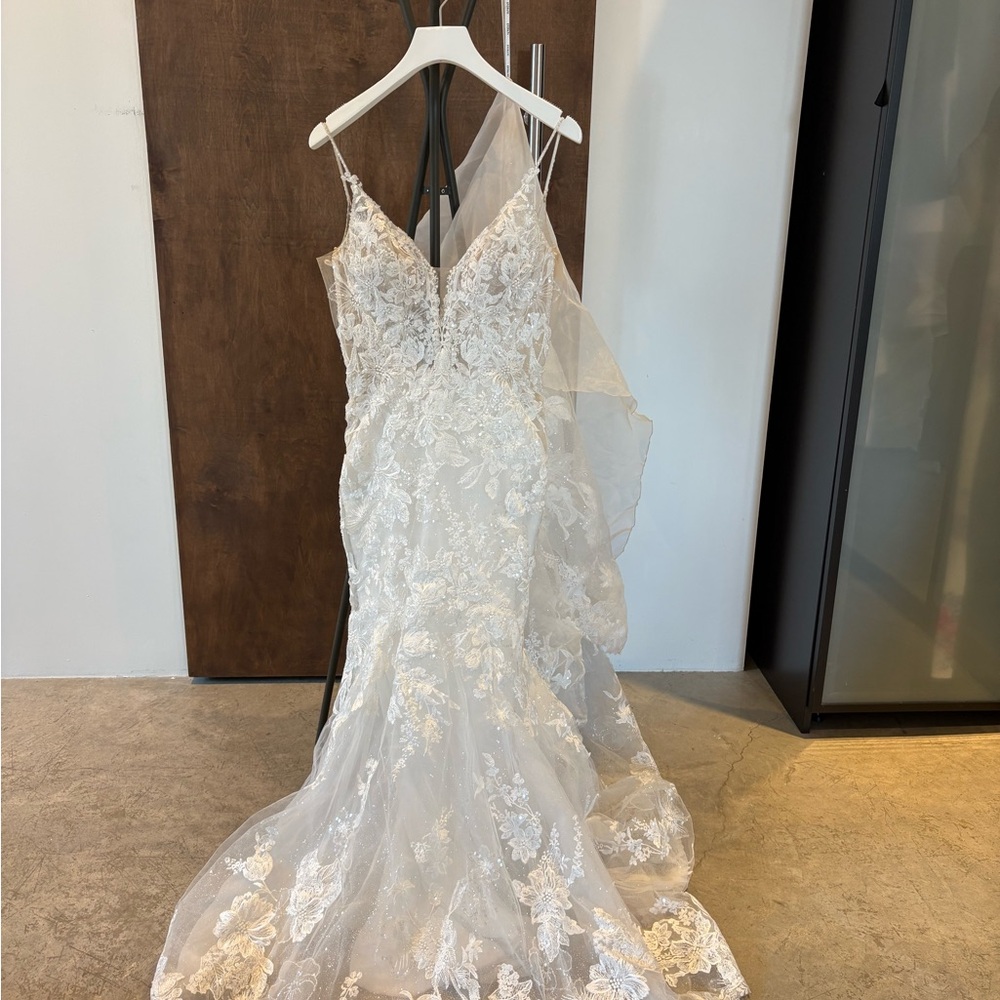 Enzoani Paige Elegant Lace Wedding Dress - Picture 6 of 10